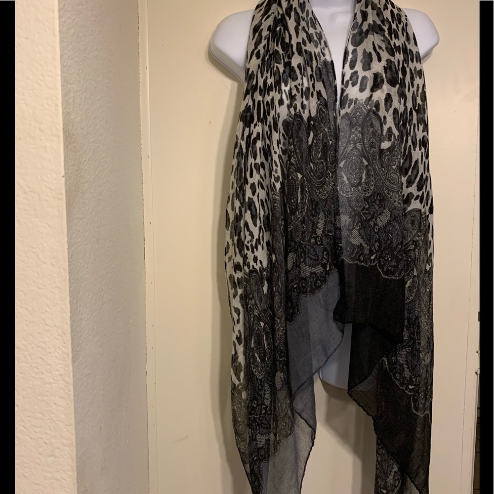 Stunning scarf, versatile!